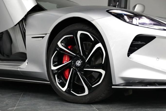 Подержанный MG Cyberster, 2023 в Шардже от Al Qassem Cars Trading Серебристый цвет. Китайская | AUTO.AE