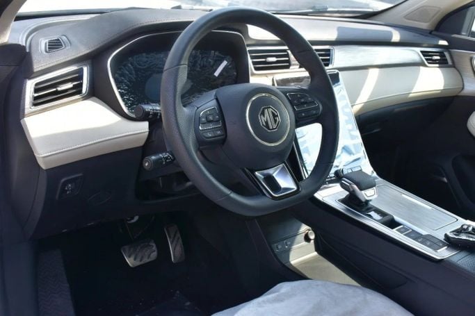 Подержанный MG RX5 II, 1.5 л, 2025 в Шардже от Alfaris Used Cars Белый цвет. Other | AUTO.AE