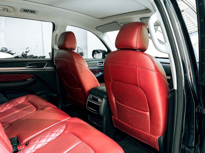 Подержанный MG RX8, 2.0 л, 2021 в Шардже от Ryno Cars Черный цвет. GCC | AUTO.AE