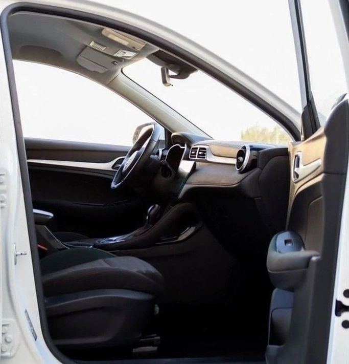 Подержанный MG ZS II Рестайлинг, 1.5 л, 2022 в Шардже от Al Sayed Khamis Used Auto Trading Белый цвет. GCC | AUTO.AE