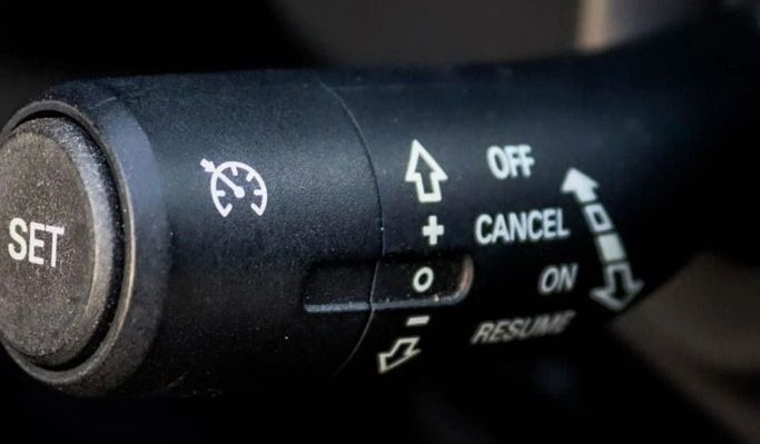 Подержанный MG ZS II Рестайлинг, 1.5 л, 2022 в Шардже от Al Sayed Khamis Used Auto Trading Белый цвет. GCC | AUTO.AE