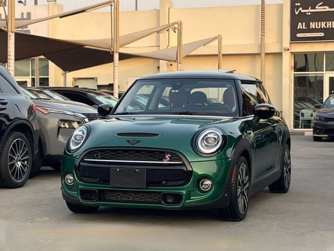 Подержанный MINI Countryman Cooper S II Рестайлинг, 2.0 л, 2021 в Шардже от Al Nukhba Al Malakyah Used Cars Зеленый цвет. Американская | AUTO.AE