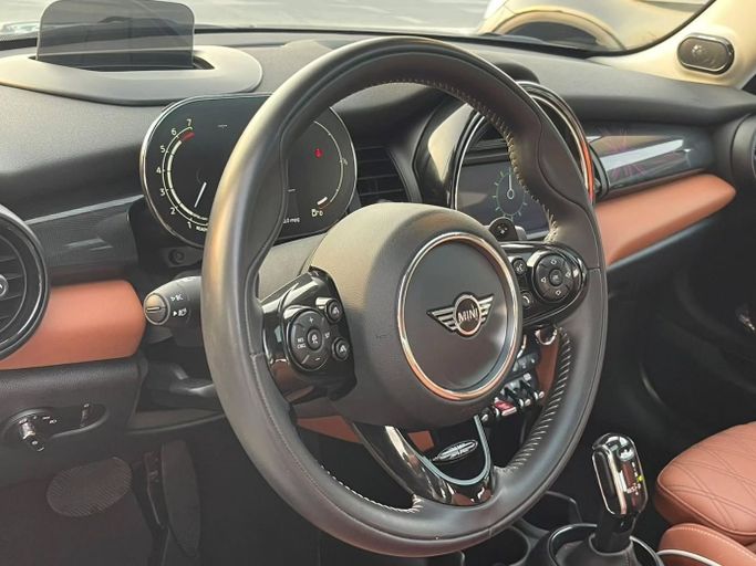 Подержанный MINI Countryman Cooper S II Рестайлинг, 2.0 л, 2021 в Шардже от Al Nukhba Al Malakyah Used Cars Зеленый цвет. Американская | AUTO.AE