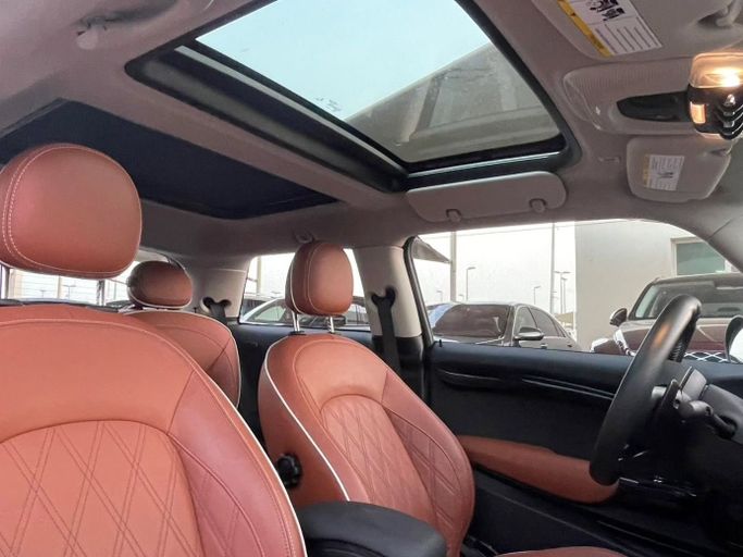 Подержанный MINI Countryman Cooper S II Рестайлинг, 2.0 л, 2021 в Шардже от Al Nukhba Al Malakyah Used Cars Зеленый цвет. Американская | AUTO.AE