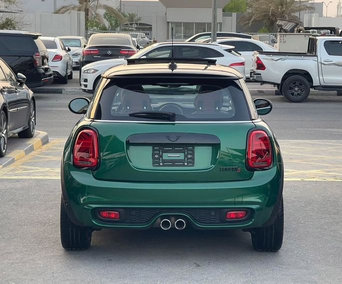 Подержанный MINI Countryman Cooper S II Рестайлинг, 2.0 л, 2021 в Шардже от Al Nukhba Al Malakyah Used Cars Зеленый цвет. Американская | AUTO.AE