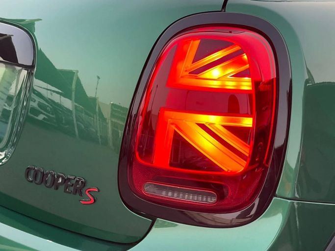 Подержанный MINI Countryman Cooper S II Рестайлинг, 2.0 л, 2021 в Шардже от Al Nukhba Al Malakyah Used Cars Зеленый цвет. Американская | AUTO.AE