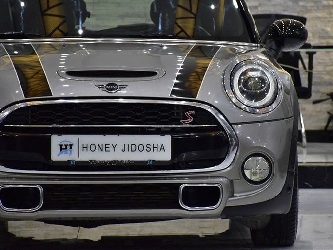 Used MINI Hatch Cooper S III (F55/F56) Facelift, 2.0 l, 2019 in Sharjah by Honey Gidosha Used Cars Tr., Tan color.  | AUTO.AE