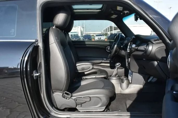 Подержанный MINI Hatch Cooper III (F55/F56) Рестайлинг, 1.5 л, 2019 в Шардже от Alfaris Used Cars Черный цвет. Other | AUTO.AE