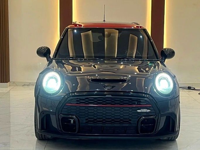 Подержанный MINI Hatch John Cooper Works III (F55/F56), 2.0 л, 2016 в Шардже от Alzawraq Alazrak Черный цвет. GCC | AUTO.AE