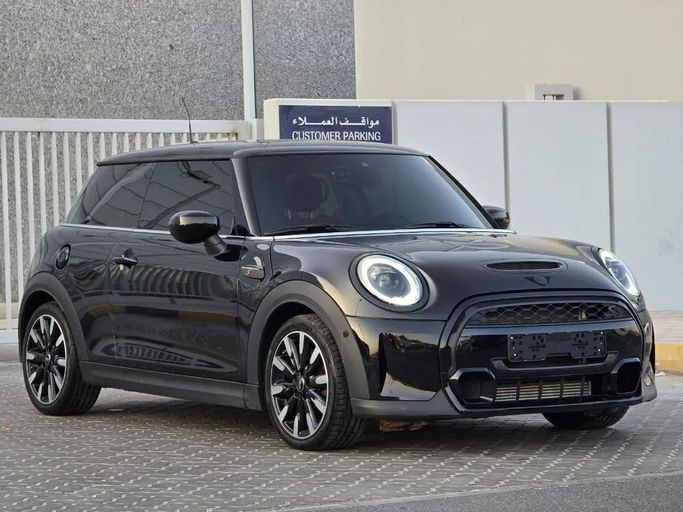 Подержанный MINI Hatch Cooper S III (F55/F56) Рестайлинг 2, 2.0 л, 2022 в Шардже от Al Jana Used Cars Черный цвет. Корейская | AUTO.AE