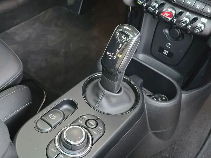 Подержанный MINI Hatch Cooper S III (F55/F56) Рестайлинг 2, 2.0 л, 2022 в Шардже от Al Jana Used Cars Черный цвет. Корейская | AUTO.AE