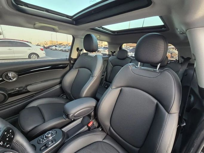 Подержанный MINI Hatch Cooper S III (F55/F56) Рестайлинг 2, 2.0 л, 2022 в Шардже от Al Jana Used Cars Черный цвет. Корейская | AUTO.AE