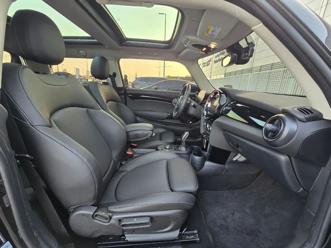 Подержанный MINI Hatch Cooper S III (F55/F56) Рестайлинг 2, 2.0 л, 2022 в Шардже от Al Jana Used Cars Черный цвет. Корейская | AUTO.AE