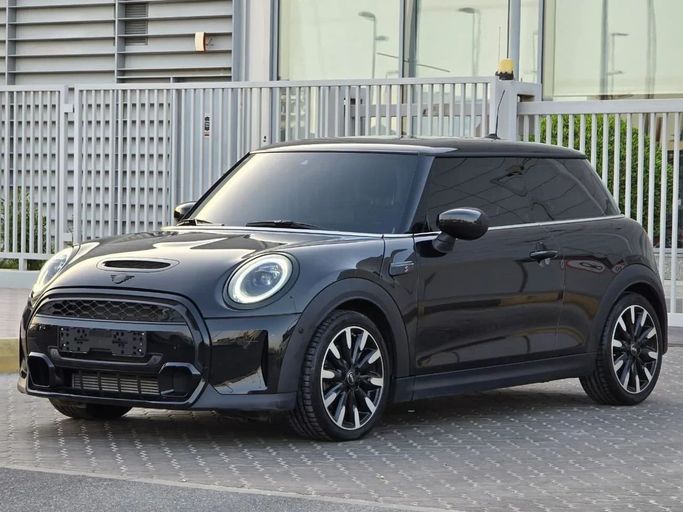 Подержанный MINI Hatch Cooper S III (F55/F56) Рестайлинг 2, 2.0 л, 2022 в Шардже от Al Jana Used Cars Черный цвет. Корейская | AUTO.AE