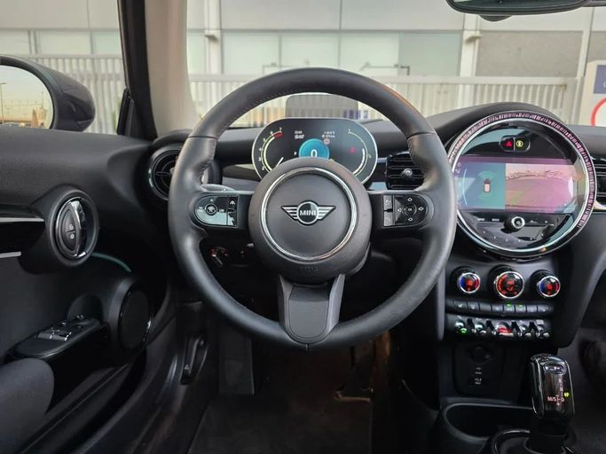 Подержанный MINI Hatch Cooper S III (F55/F56) Рестайлинг 2, 2.0 л, 2022 в Шардже от Al Jana Used Cars Черный цвет. Корейская | AUTO.AE