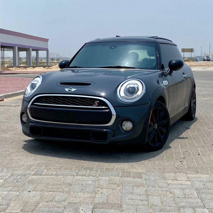 Подержанный MINI Hatch Cooper S III (F55/F56), 2.0 л, 2018 в Шардже от Sarmad Cars Черный цвет. Other | AUTO.AE
