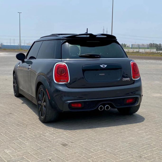 Подержанный MINI Hatch Cooper S III (F55/F56), 2.0 л, 2018 в Шардже от Sarmad Cars Черный цвет. Other | AUTO.AE