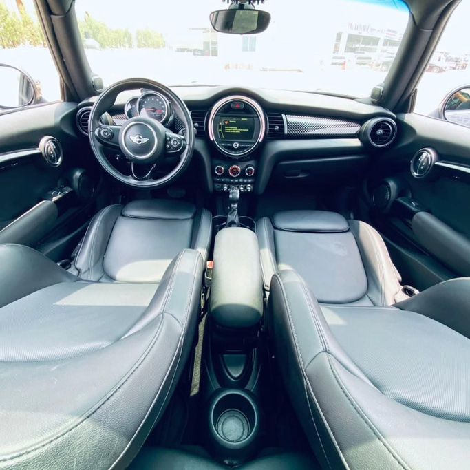 Подержанный MINI Hatch Cooper S III (F55/F56), 2.0 л, 2018 в Шардже от Sarmad Cars Черный цвет. Other | AUTO.AE