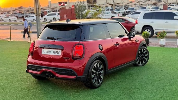 Подержанный MINI Hatch John Cooper Works III (F55/F56) Рестайлинг 2, 2.0 л, 2023 в Шардже от Badar Used Cars Красный цвет.  | AUTO.AE