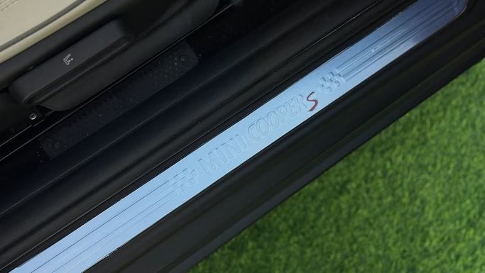 Подержанный MINI Hatch John Cooper Works III (F55/F56) Рестайлинг 2, 2.0 л, 2023 в Шардже от Badar Used Cars Красный цвет.  | AUTO.AE