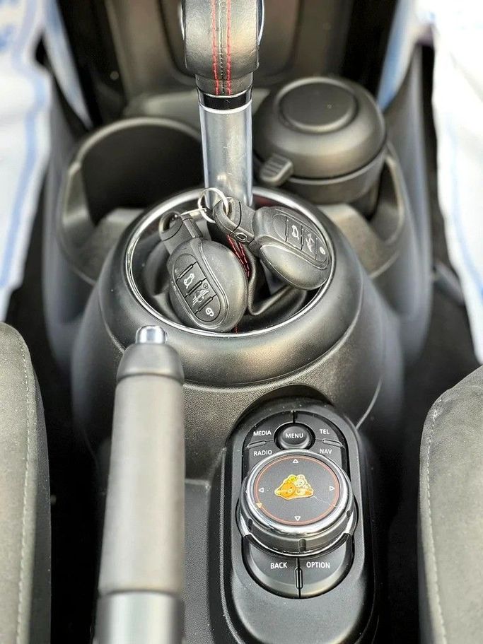 Подержанный MINI Hatch Cooper S III (F55/F56), 2.0 л, 2018 в Шардже от Al Ahd Used Cars Тёмно-синий цвет. GCC | AUTO.AE