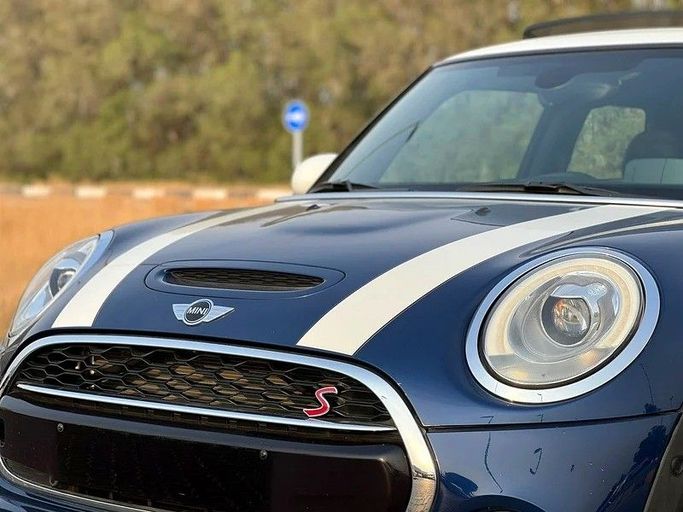 Подержанный MINI Hatch Cooper S III (F55/F56), 2.0 л, 2018 в Шардже от Al Ahd Used Cars Тёмно-синий цвет. GCC | AUTO.AE
