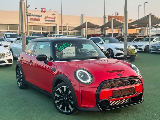 Подержанный MINI Hatch Cooper S III (F55/F56) Рестайлинг 2, 2.0 л, 2023 в Шардже от Badar Used Cars Красный цвет.  | AUTO.AE