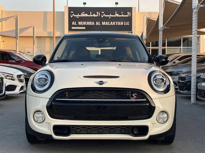 Подержанный MINI Hatch Cooper S III (F55/F56) Рестайлинг, 2.0 л, 2019 в Шардже от Al Nukhba Al Malakyah Used Cars Белый цвет. Американская | AUTO.AE
