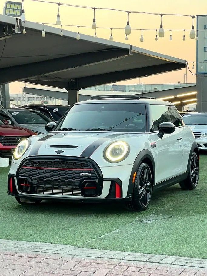 Подержанный MINI Hatch Cooper S III (F55/F56) Рестайлинг 2, 2.0 л, 2022 в Шардже от Hesham Safwat  Used Cars Белый цвет. Американская | AUTO.AE