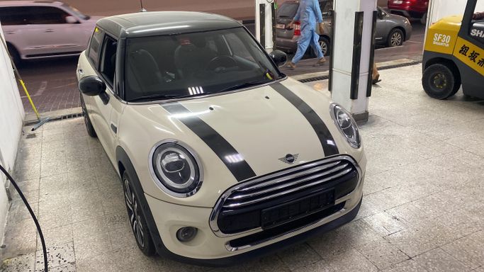 مستعملة MINI Hatch Cooper عملية فيس ليفت III (F55/F56) 2, 1.5 l, 2021 في في الشارقة، اللون رملي. مواصفات الخليج | AUTO.AE | إعلان #273604