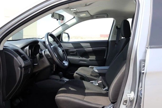 Подержанный Mitsubishi ASX I Рестайлинг 3, 2.0 л, 2022 в Шардже от Al Sayed Khamis Used Cars Серебристый цвет. GCC | AUTO.AE