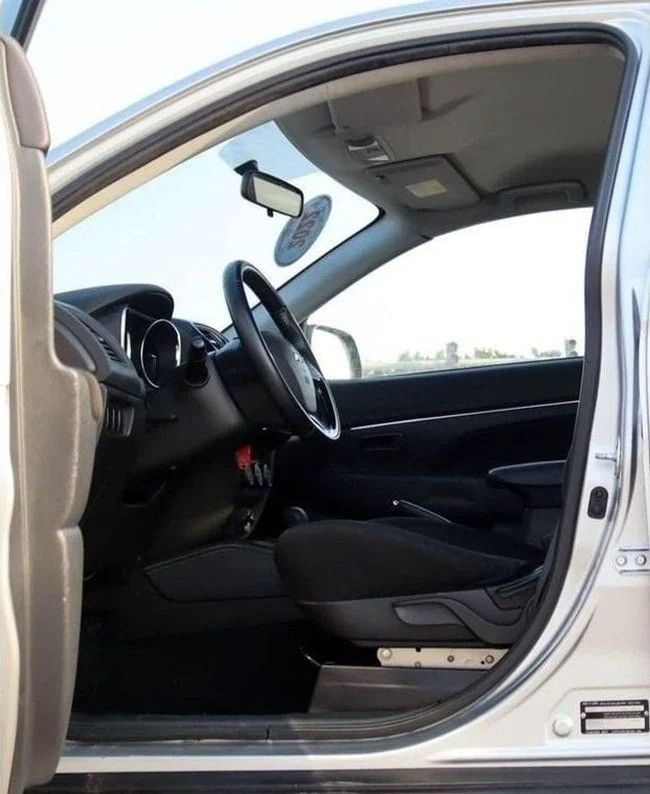 Подержанный Mitsubishi ASX I Рестайлинг 3, 2.0 л, 2022 в Шардже от Al Sayed Khamis Used Auto Trading Серебристый цвет. GCC | AUTO.AE