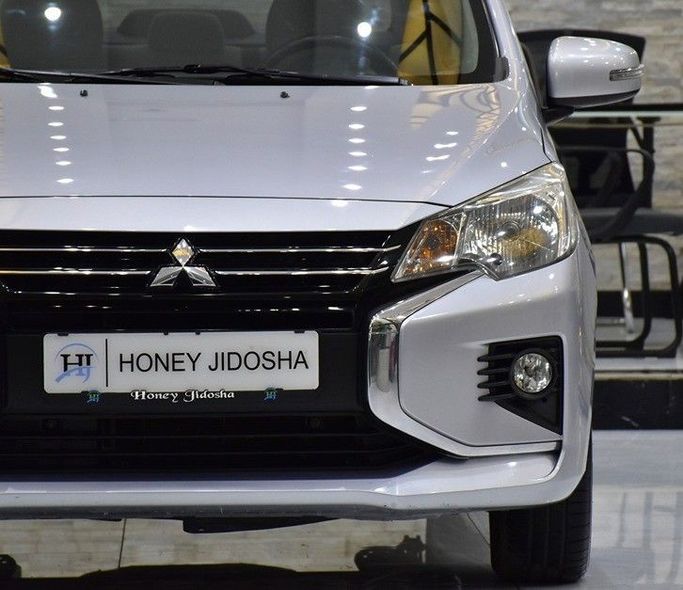 Подержанный Mitsubishi Attrage I Рестайлинг, 1.2 л, 2021 в Шардже от Honey Gidosha Used Cars Tr. Серебристый цвет.  | AUTO.AE