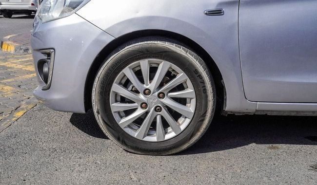 Подержанный Mitsubishi Attrage I, 1.2 л, 2019 в Шардже от Alnujoom Al Malakiah Used Cars Серебристый цвет. GCC | AUTO.AE