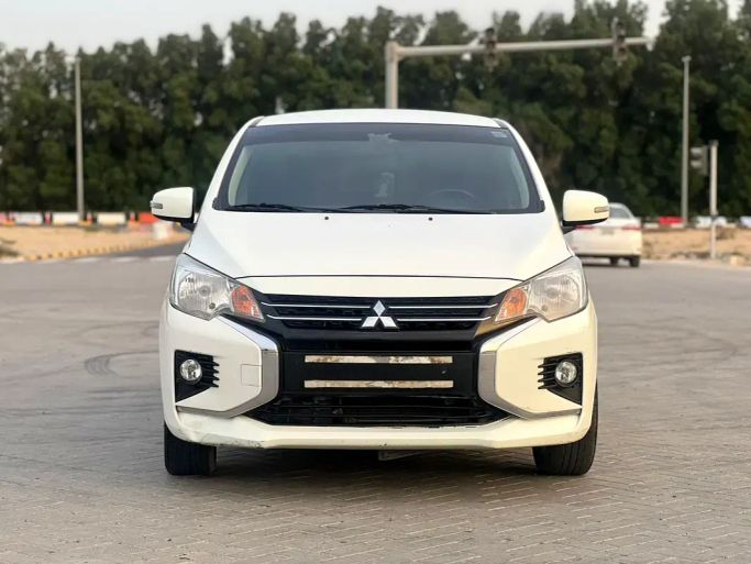 مستعملة Mitsubishi Attrage أنا شد الوجه, 1.2 l, 2022 في في الشارقة من Sama Al Sham Cars، اللون أبيض. مواصفات الخليج | AUTO.AE