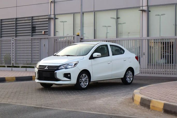 Подержанный Mitsubishi Attrage I Рестайлинг, 1.2 л, 2023 в Шардже от Sama Al Sham Cars Белый цвет. GCC | AUTO.AE