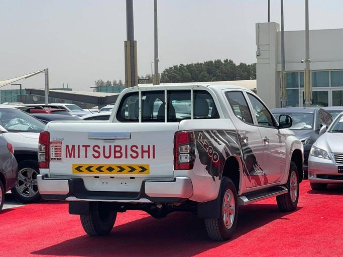 Новый Mitsubishi L200 V Рестайлинг, 2.4 л, 2022 в Шардже от Al Aram Cars Белый цвет. GCC | AUTO.AE