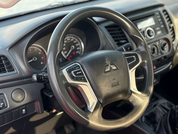 Подержанный Mitsubishi L200 V Рестайлинг, 2.4 л, 2022 в Шардже от Al Aram Cars Белый цвет. GCC | AUTO.AE