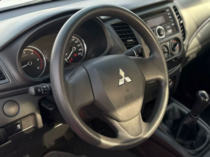 Подержанный Mitsubishi L200 V Рестайлинг, 2.4 л, 2020 в Шардже от Al Aram Cars Белый цвет. GCC | AUTO.AE