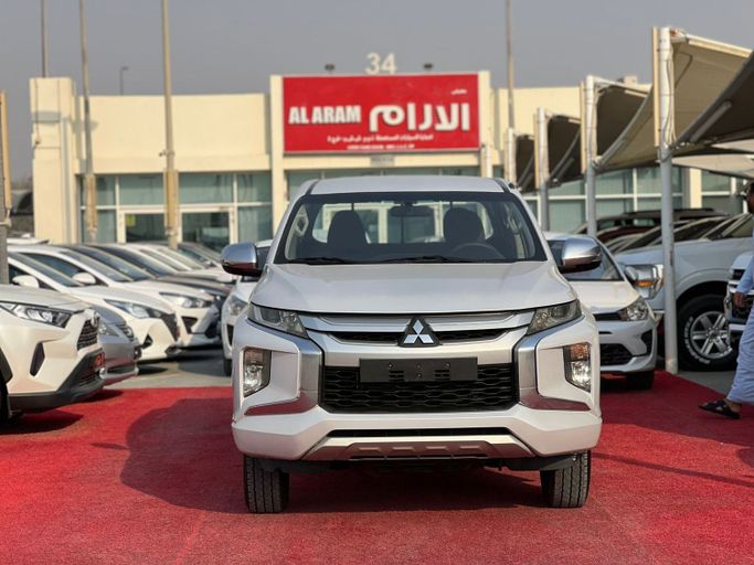 Подержанный Mitsubishi L200 V Рестайлинг, 2.4 л, 2020 в Шардже от Al Aram Cars Белый цвет. GCC | AUTO.AE