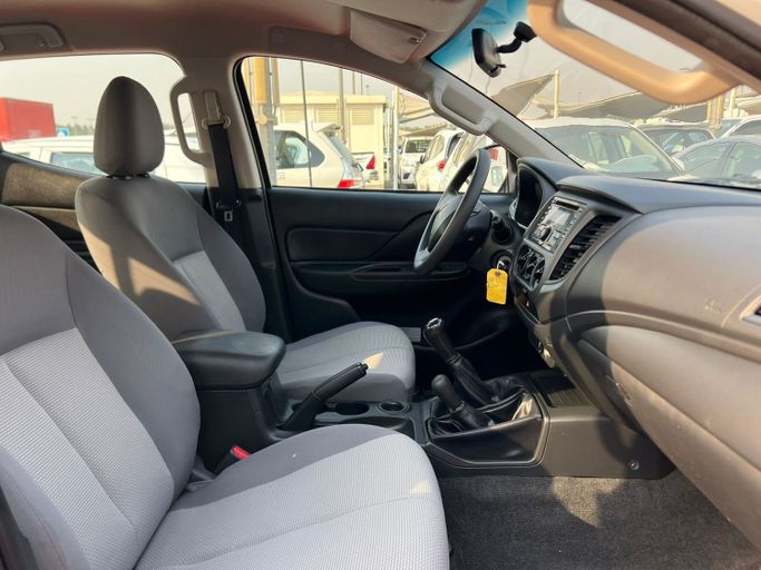 Подержанный Mitsubishi L200 V Рестайлинг, 2.4 л, 2020 в Шардже от Al Aram Cars Белый цвет. GCC | AUTO.AE