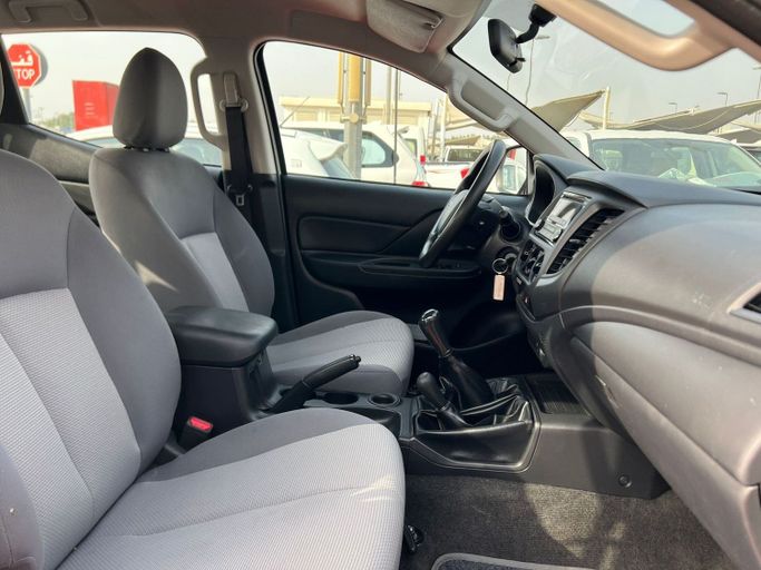 Подержанный Mitsubishi L200 V Рестайлинг, 2.4 л, 2023 в Шардже от Al Aram Cars Белый цвет. GCC | AUTO.AE