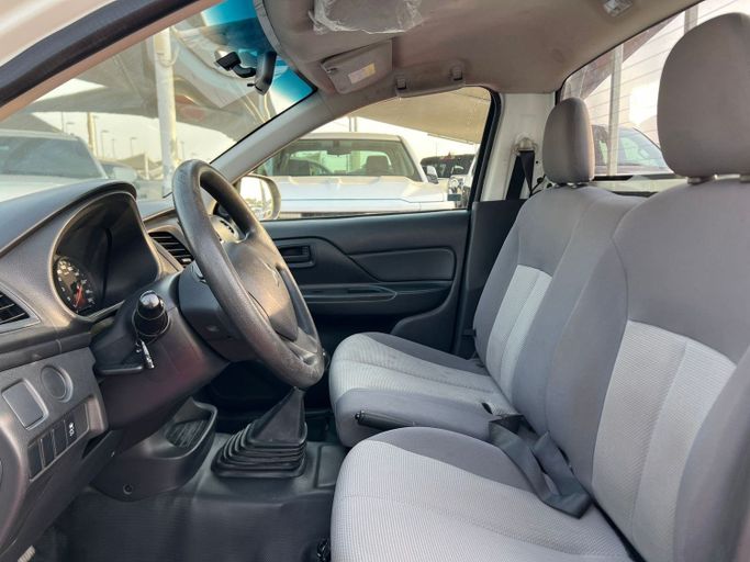 Новый Mitsubishi L200 V Рестайлинг, 2.4 л, 2022 в Шардже от Al Aram Cars Белый цвет. GCC | AUTO.AE