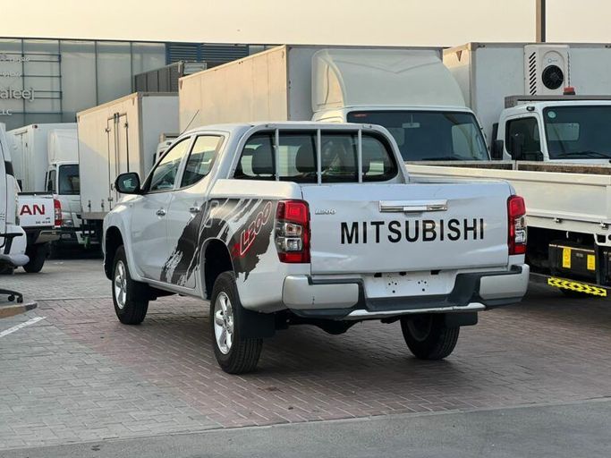 Новый Mitsubishi L200 V Рестайлинг, 2.4 л, 2020 в Шардже от Al Aram Cars Белый цвет. GCC | AUTO.AE