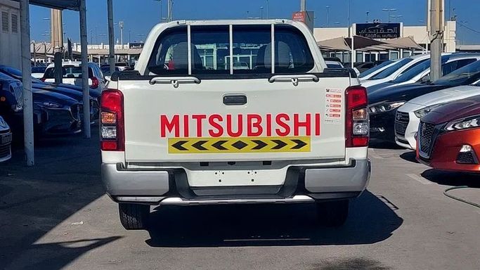 Used Mitsubishi L200 V Facelift, 2.4 l, 2020 in Sharjah by Sama alsaadah Cars, White color. GCC Specs | AUTO.AE