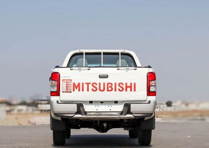 Подержанный Mitsubishi L200 V Рестайлинг, 2.4 л, 2022 в Шардже от Al Sayed Khamis Used Auto Trading Белый цвет. GCC | AUTO.AE