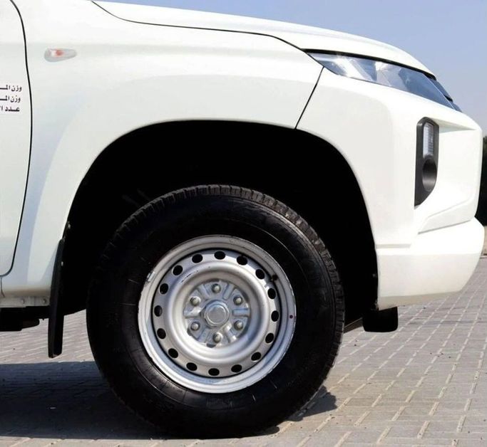Подержанный Mitsubishi L200 V Рестайлинг, 2.4 л, 2022 в Шардже от Al Sayed Khamis Used Auto Trading Белый цвет. GCC | AUTO.AE