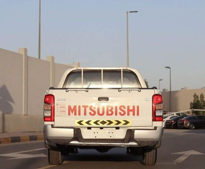 Подержанный Mitsubishi L200 V Рестайлинг, 2.4 л, 2021 в Шардже от Al Sayed Khamis Used Auto Trading Белый цвет. GCC | AUTO.AE