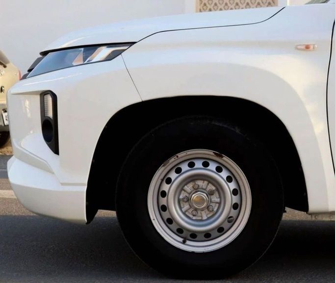 Подержанный Mitsubishi L200 V Рестайлинг, 2.4 л, 2021 в Шардже от Al Sayed Khamis Used Auto Trading Белый цвет. GCC | AUTO.AE