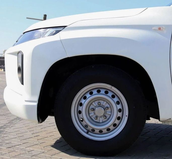 Подержанный Mitsubishi L200 V Рестайлинг, 2.4 л, 2021 в Шардже от Al Sayed Khamis Used Auto Trading Белый цвет. GCC | AUTO.AE